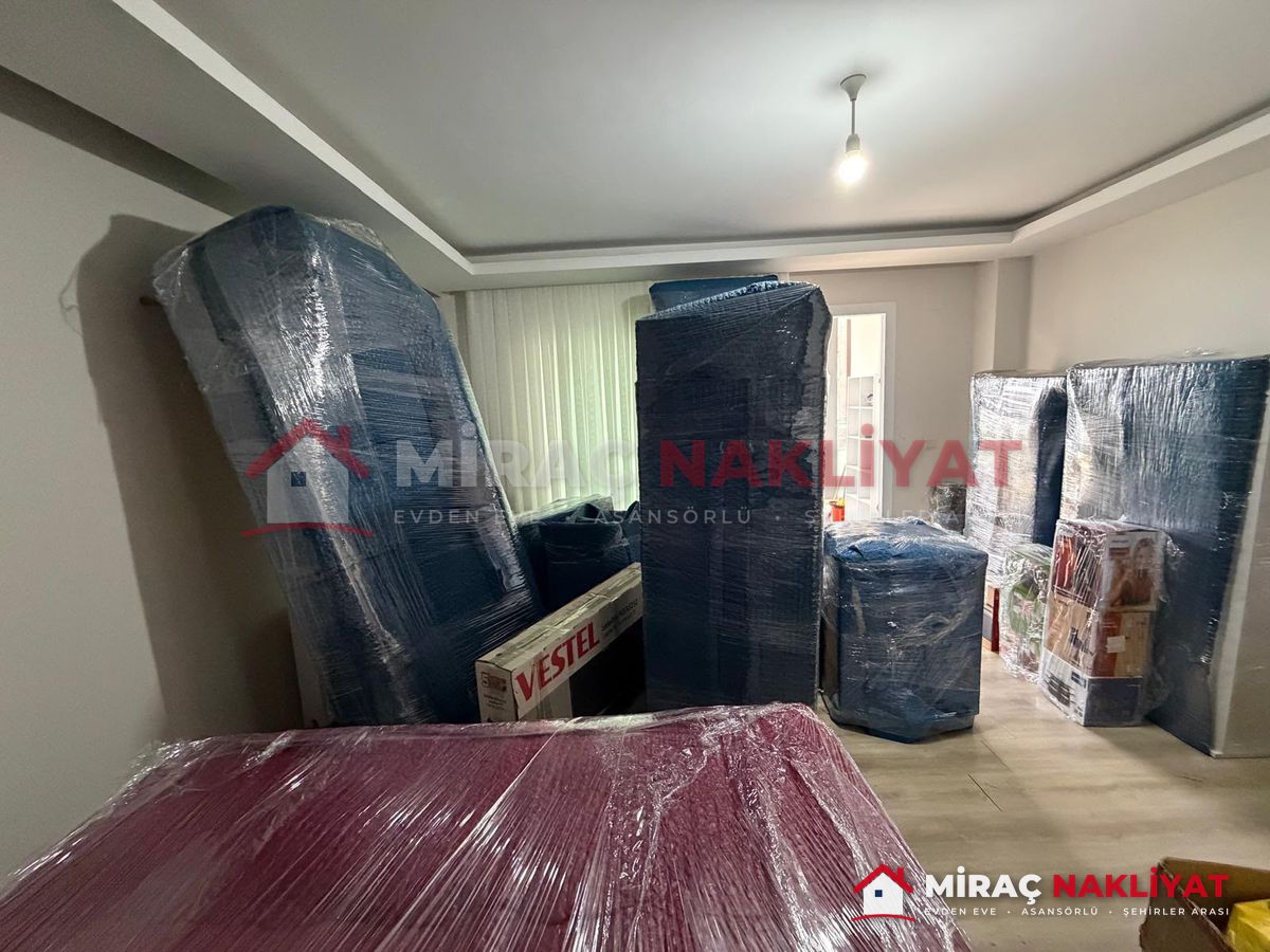 Asansörlü Ev Taşıma - Paketlenip taşımaya hazırlanan mobilyalar Asansörlü Ev Taşıma - Paketlenip taşımaya hazırlanan mobilyalar