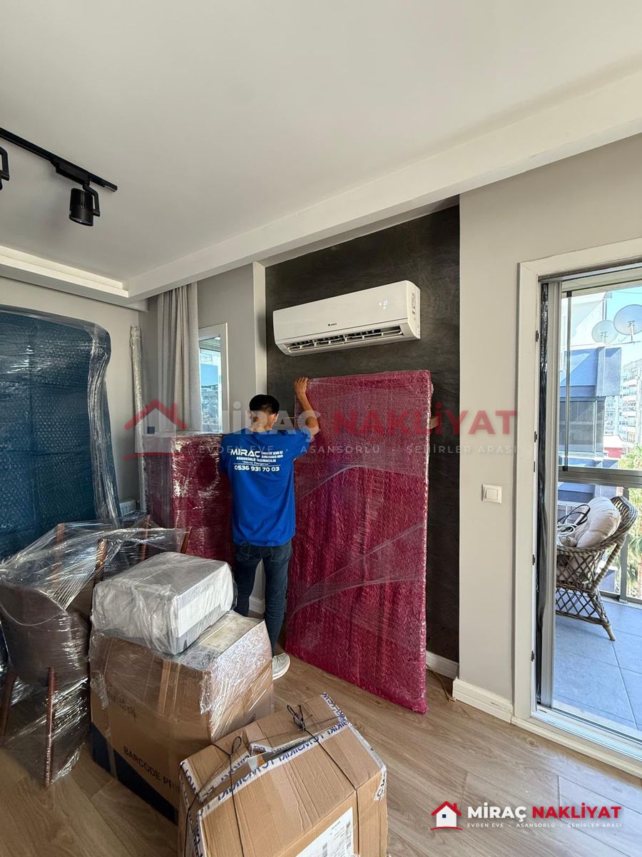 Miraç Nakliyat ekibi eşyaları paketliyor