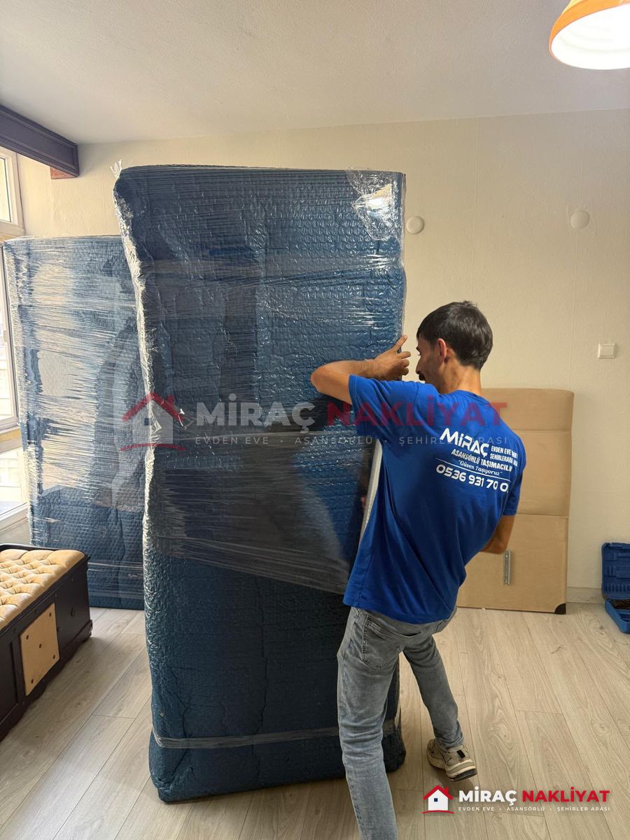 Asansörlü Ev Taşıma - Ekibimiz mobilyayı ambalajlıyor Asansörlü Ev Taşıma - Ekibimiz mobilyayı ambalajlıyor